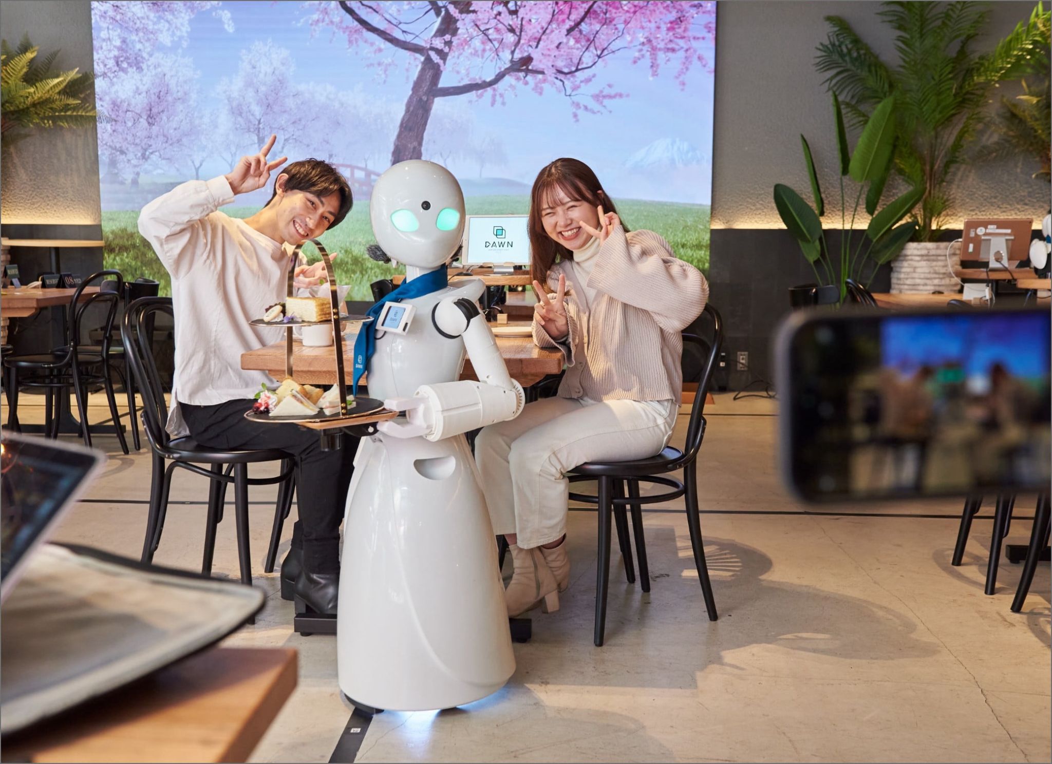 Kawiarnia w Tokio, w której „roboty” podają Ci kawę… ale to nie jest bajka o technologii.